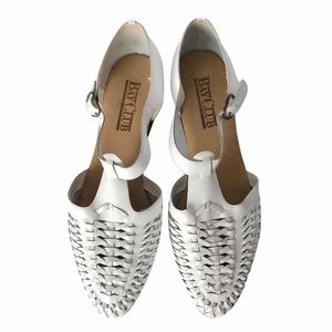 Bay Club White Leather Woven T Strap Sandals 9